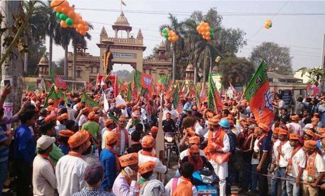 पीएम मोदी के रोड शो में हजारों की संख्या में बीजेपी समर्थक शामिल हुए.