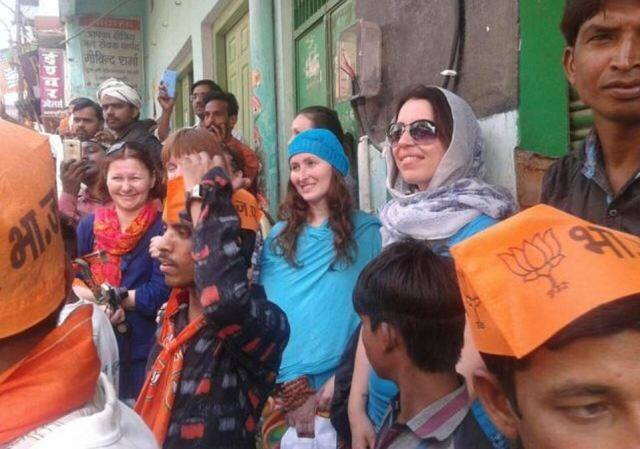 पीएम मोदी के रोड शो के दौरान बीजेपी समर्थकों के साथ-साथ विदेशी सैलानी भी काफी उत्साहित नजर आएं. 