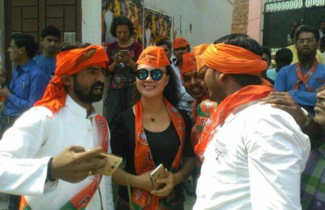 पीएम के रोड शो के दौरान कुछ इस अंदाज में नजर आएं विदेशी सैलानी.