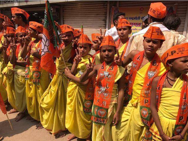 प्रधानमंत्री मोदी के रोड शो के दौरान कुछ इस तरह की पोशाक में बीजेपी की टोपी और दुपट्टे के साथ नजर आएं छोटे-छोटे बच्चे.