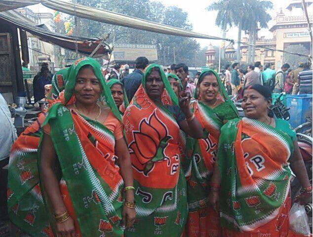 इस दौरान बीजेपी के समर्थन में महिलाएं पार्टी के चुनाव चिन्ह कमल के फूल की साड़ी पहनी हुई नजर आईं.