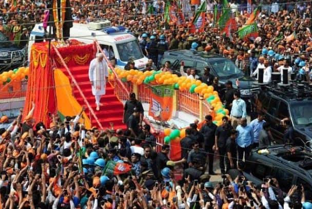 मदन मोहन मालवीय की प्रतिमा पर माल्यार्पण कर बीएचयू गेट से शुरु हुआ पीएम मोदी का रोड शो.