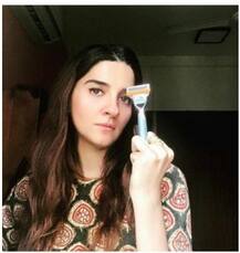 उंगलियों के बीच रेजर फंसा कर ये महिलाएं आखिर क्या बताना चाहती हैं?