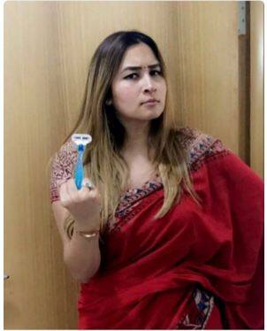 सामाजिक तौर पर महिलाओं पर होनी वाली हिंसा के लिए खुद महिलाओं को जिम्मेदार ठहराया जाता है. जिसका करारा जवाब देते हुए चेहरे पर गुस्सा और हाथ में रेजर लिए ये स्टार्स, महिलाओं के प्रति गलत टिप्पणी करने वालों के खिलाफ एक सोशल कैंपेन चलाया है.