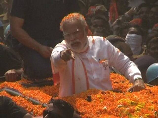 रोड शो दौरान प्रधानमंत्री ने खुद अपनी गाड़ी रुकवाकर लोगों द्वारा भेंट स्वरूप दिए गए गुलाब के फुल के गुलदस्ता को अपने हाथों से स्वीकार किया.