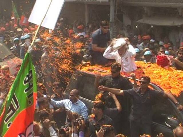 वहीं एक घर की तरफ से प्रधानमंत्री को वस्त्र भेंट दिया गया जिसे प्रधानमंत्री ने खुद पकड़ते हुए अपने सर पर रख कर उनका अभिवादन स्वीकार किया.