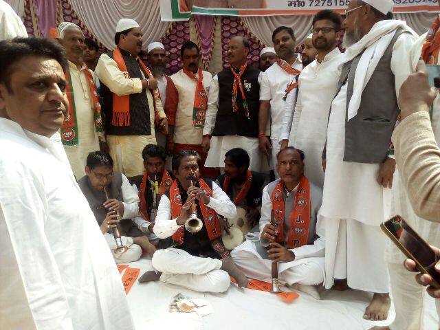 तस्वीरों में देखें...मुस्लिम बहुल इलाकों में हुआ PM मोदी का दिल खोलकर स्वागत