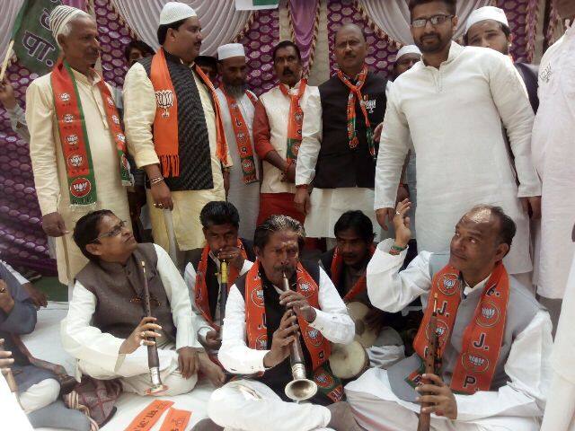 तस्वीरों में देखें...मुस्लिम बहुल इलाकों में हुआ PM मोदी का दिल खोलकर स्वागत
