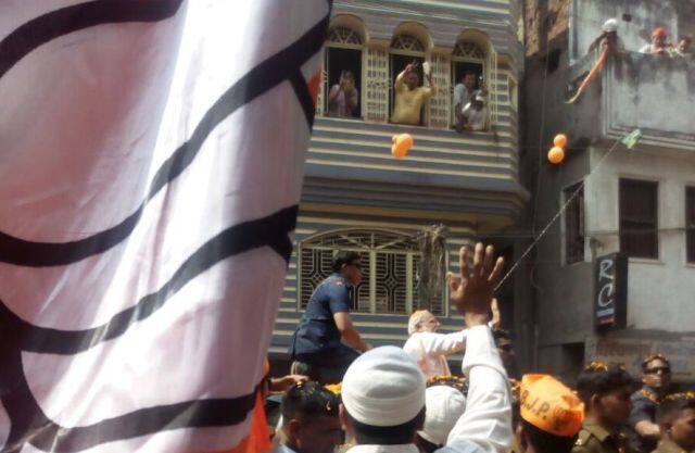 मुस्लिम बाहुल्य इलाके में पीएम मोदी का स्वागत करते लोग.