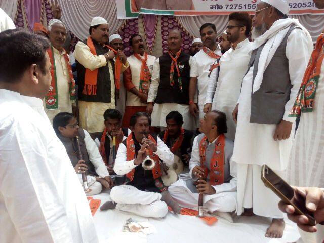 तस्वीरों में देखें...मुस्लिम बहुल इलाकों में हुआ PM मोदी का दिल खोलकर स्वागत