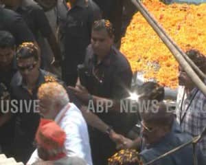 हाथ थामकर पीएम मोदी ने की दादा को मनाने की कोशिश