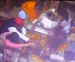 जीत के लिए अखिलेश और राहुल ने मांगा आशीर्वाद