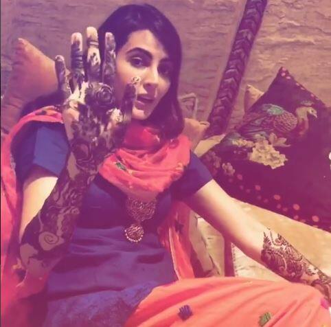 आपको बता दें कि इसी साल मंदना ने ब्वॉयफ्रेंड गौरव गुप्ता से कानूनन तौर पर शादी की थी. लेकिन अब दोनों भारतीय रीति-रिवाज से एकबार फिर शादी कर रहे हैं. मंदना ने ‘क्या कूल हैं हम 3’ और ‘बिग बॉस 9’ की वजह से काफी सुर्खियों में रही थीं.