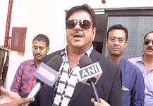 शत्रु को पसंद नहीं आया मोदी का मेगा रोड शो, पूछा- सर्वप्रिय नेता को क्यों उतारा?