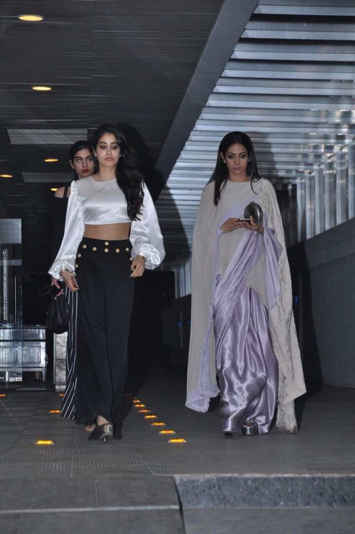 लेकिन इन तस्वीरों को देखकर लग रहा है कि उनकी पर्दे से दूरी की भरपाई उनकी बेटियां कर सकती हैं.