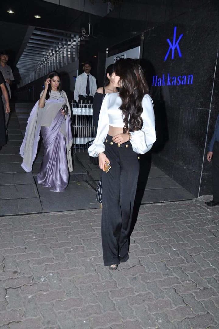 अक्सर अपनी तस्वीरों से दोनों ही मीडिया में छाई रहती हैं.