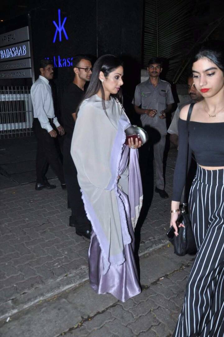 ये तस्वीरें तब की हैं जब श्रीदेवी अपनी बेटियों संग डिनर करके वापस आ रही थीं. देखें बाकी की तस्वीरें- 