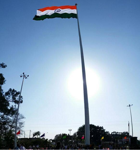  देश के सबसे ऊंचे झंडे की ऊंचाई 360 फुट है और इसका वजन 55 टन है.