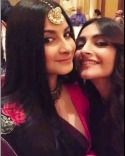 सोनम ने अपनी बहन के लिए वीडियो शेयर करते हुए लिखा है कि दो बहनें अंधेरे से कभी इसलिए नहीं डरती क्योंकि वो अंधेरा दोनों बहनों की आवाजों से गूंज रहा होता है. 