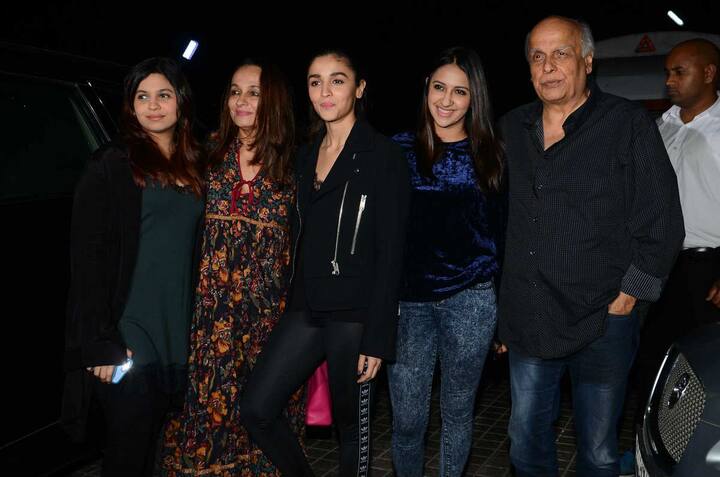 स्क्रीनिंग में आलिया भट्ट का पूरा परिवार शामिल हुआ. पापा महेश भट्ट, मां और उनकी बहन. 