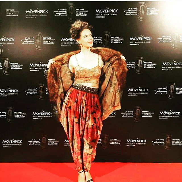 बांग्ला फिल्मों की अभिनेत्री रिताभरी चक्रवर्ती लघु फिल्म 'नेकेड' में बॉलीवुड अभिनेत्री कल्कि कोचलिन के साथ नजर आएंगी. रिताभरी का कहना है कि सोशल मीडिया पर निजता में दखलअंदाजी का सब शिकार होते हैं, लेकिन सामान्यत: इस पर कोई बात नहीं करता. 