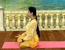 बालों को हेल्दी और काला बनाएं रखने के लिए करें सिर्फ ये एक आसन!