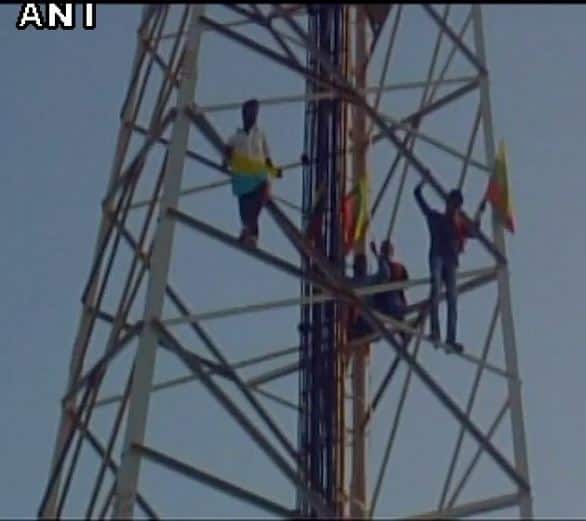 उन्होंने श्रीलंकाई नौसेना द्वारा गिरफ्तार किये गये सभी भारतीय मछुआरों को रिहा करने और जब्त की गयी नाव वापस करने की भी मांग की. स्थिति पर नजर रखने के लिए द्वीप पर 87पुलिस कर्मियों को तैनात किया गया है.