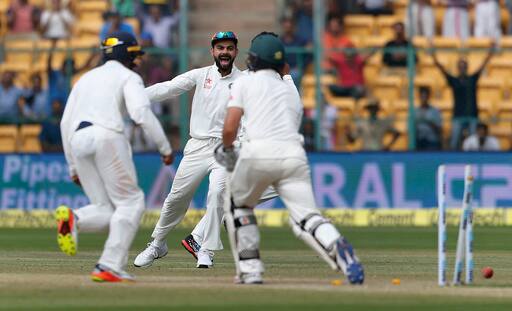 रविचंद्रन अश्विन (6-41) की शानदार गेंदबाजी के दम भारत ने एम.चिन्नास्वामी स्टेडियम में खेले गए दूसरे टेस्ट मैच के चौथे दिन मंगलवार को मेहमान आस्ट्रेलिया को 75 रनों से हरा दिया. इसी के साथ भारत ने चार टेस्ट मैचों की श्रृंखला में 1-1 से बराबरी कर ली है.