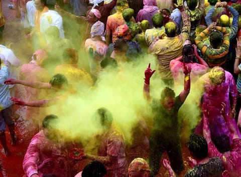पूरे देश में हर्षोल्लास से मनाया जा रहा है होली का त्योहार पूरे देश में हर्षोल्लास से मनाया जा रहा है होली का त्योहार