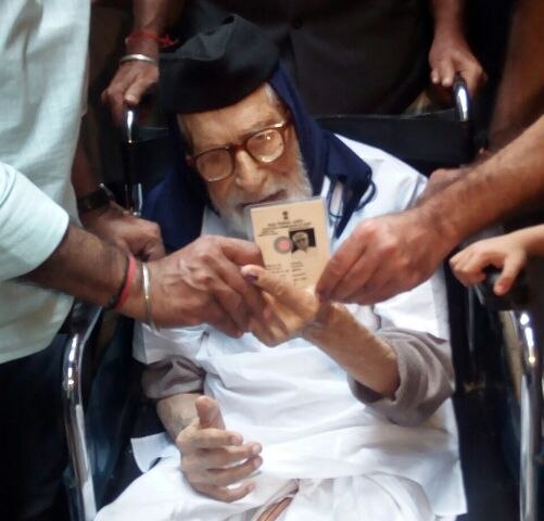 Up Polls 106 Years Old Man Votes In Varanasi वाराणसी: 106 साल के बुजुर्ग ने अपनी चार पीढ़ियों के साथ किया मतदान