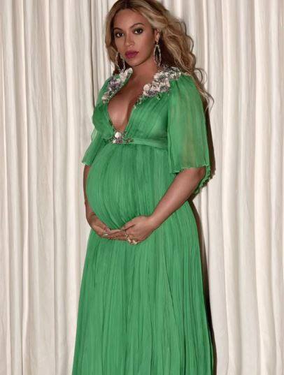 उन्होंने अपने सोशल मीडिया की टाइमलाइन को प्रेग्नेंसी के पलों से पाट रखा है. 