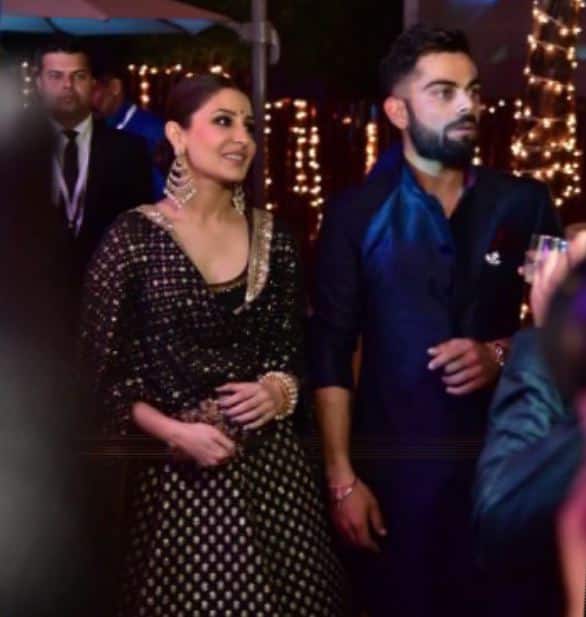 युवराज सिंह की शादी में भी विराट कोहली अनुष्का के साथ पहुंचे थे. (Photo: Twitter)