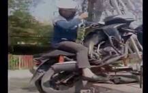 यूपी : पुलिस ने \'उठाई\' नो पार्किंग में खड़ी बाइक, सवार भी चेन पर लटका रहा