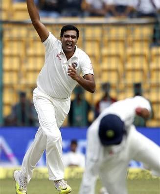 अश्विन ने भारतीय जमीन 30 टेस्ट मैचों में सबसे जल्दी 200 विकेट लेने का रिकॉर्ड बनाया. अश्विन से पहले ये खास रिकॉर्ड कुंबले के नाम था उन्होंने 35 मैचों में 200 विकेट लिए थे.