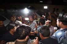 अपनी फिल्म के प्रीमियर के दौरान घिर गईं आलिया, देखें तस्वीरें