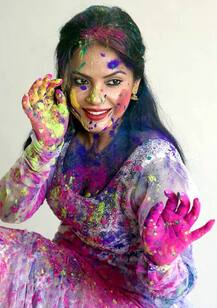 होली के रंगों में रंगी नजर आईं बॉलीवुड एक्ट्रेस नीतू चंद्रा, देखें तस्वीरें...