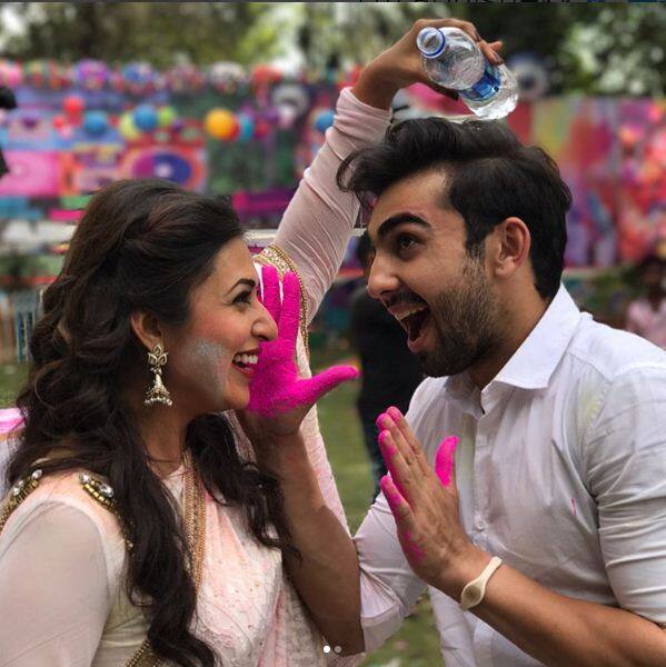 दिव्यांका होली खेलते समय पूरी मस्ती करती हुई नजर आईं और शो में उनके बेटे का किरदार निभा रहे आदी को रंगों में रंग दिया.