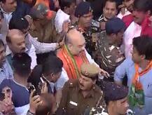 यूपी-उत्तराखंड में BJP को प्रचंड बहुमत, बीजेपी मुख्यालय में अमित शाह पर हुई फूलों की बारिश