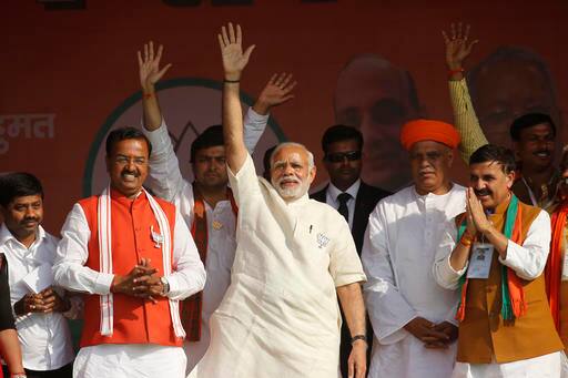 देश के पांच अहम राज्यों यूपी, उत्तराखंड, पंजाब, गोवा और मणिपुर के विधानसभा चुनावों को 2019 के आम चुनाव से पहले केंद्र की नरेंद्र मोदी सरकार की लोकप्रियता के टेस्ट के तौर पर भी देखा जा रहा है. लेकिन सबसे ज्यादा नजरें यूपी के चुनावी नतीजे पर टिकी थीं. क्योंकि यूपी की राजनीति में बीजेपी 15 साल तक सत्ता से बाहर रही है और अपने इसी सूखे को खत्म करने के लिए उसने पीएम मोदी पर अपना सबसे बड़ा दांव लगाया था. 403 विधानसभा सीटों वाले उत्तर प्रदेश में साल 2012 में समाजवादी पार्टी ने 29.3 फीसदी वोट शेयर के साथ सूबे की 224 सीटें जीत ली थी. कांग्रेस को यूपी में 11.7 फीसदी वोटों के साथ 28 सीटें मिली थी और बीजेपी का उत्तर प्रदेश में 15 फीसदी वोट शेयर था और उसने 47 सीटों पर जीत दर्ज की थी. यूपी के इस मौजूदा आकंडों से जाहिर है कि यहां बीजेपी के लिए राह आसान नहीं थी. हांलाकि 2014 के लोकसभा चुनाव में मोदी लहर पर सवार बीजेपी को यहां लोकसभा की 80 में से 71 सीटों पर जीत मिली थी. बीजेपी को 43 फीसदी वोट मिले थे. लोकसभा चुनाव में बीजेपी को 81 फीसदी विधानसभा क्षेत्रों यानी 328 सीटों पर बढ़त हासिल हुई थी. यूपी के हालिया चुनावी इतिहास में किसी भी पार्टी को इतनी बड़ी जीत नहीं हासिल हुई थी. ऐसा आखिरी बार 1977 में तब हुआ था जब जनता पार्टी ने 80 फीसदी विधानसभा क्षेत्रों में बढ़त हासिल की थी.  लेकिन विधानसभा चुनाव में पीएम मोदी के लिए मुकाबला आसान नहीं था क्योंकि चुनाव से ऐन पहले कांग्रेस के हाथ ने समाजवादी पार्टी की साइकिल का हैंडिल थाम लिया है. यूपी में इस संयुक्त चुनौती का अहसास खुद प्रधानमंत्री मोदी को भी बखूबी था और इसीलिए उन्होंने अपने चुनाव प्रचार में कांग्रेस+एसपी गठबंधन पर जबरदस्त प्रहार किया.