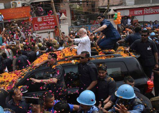पांच राज्यों के इन चुनावों में नोटबंदी का मुद्दा भी छाया रहा. विरोधी दल नोटबंदी को लेकर लगातार पीएम नरेंद्र मोदी को घेरते रहे. लेकिन मोदी ने भी नोटबंदी को लेकर विरोधियों पर जबरदस्त पलटवार किया. चुनावी रैलियों में पीएम मोदी ने चुन-चुन कर विरोधियों के एक-एक इल्जाम का जोरदार जवाब भी दिया है. प्रधानमंत्री नरेंद्र मोदी अपने करारे भाषणों के लिए जाने जाते हैं. संसद से लेकर सड़क तक उन्होंने एक बार फिर ये साबित कर दिया है कि तीखे भाषण देने का उनका हथियार कुंद नहीं पड़ा है. लेकिन अहम सवाल ये है कि यूपी में बीजेपी की जीत क्या मोदी को 2019 में एक बार फिर देश की सत्ता का ताज दिला पाएगी. पांच राज्यों के चुनाव नतीजे मोदी लहर को बयान कर रहे हैं. लेकिन ये चुनाव नतीजे इसलिए भी अहम हैं क्योंकि करीब ढाई साल बाद देश में लोकसभा के चुनाव होने वाले हैं और इन विधानसभा चुनावों को मोदी सरकार के नोटबंदी पर जनमत संग्रह के तौर पर भी देखा जा रहा था. ऐसे में अगर बीजेपी ये चुनाव हारती तो 2019 के आम चुनाव से पहले वो मुश्किलों में घिर जाती. लेकिन इस चुनावी जीत ने बीजेपी का हौसला बुलंद कर दिया है. अब जरा ये भी समझ लीजिए की यूपी का किला जीतने के बाद देश के नक्शे पर कितने हिस्से में बीजेपी और उसकी गठबंधन की सरकार बन गई है. उत्तर प्रदेश (16.5%), महाराष्ट्र (9.3%), मध्य प्रदेश(6 %), राजस्थान(5.7%), गुजरात(5%),  झारखंड (2.7%),  असम(2.58%), छत्तीसगढ़(2.1%), हरियाणा(2.1%), उत्तराखंड(0.83%), और गोवा(0.1%), यानी देश की कुल आबादी के करीब तिरेपन फीसद हिस्से पर (52.71%) बीजेपी का कब्जा हो चुका है. बीजेपी की सरकार वाले इन राज्यों के अलावा आंध्रप्रदेश (4.08%), जम्मू कश्मीर (1.06%), अरुणाचल (0.11%) में भी बीजेपी गठबंधन की सरकारें हैं जहां कुल आबादी के करीब 5 फीसदी लोग रहते हैं. इस तरह पूरे देश के नक्शे पर गौर करें तो अब देश की कुल आबादी के करीब 58 फीसदी हिस्से पर बीजेपी और गठबंधन का राज हो जाएगा. जो कि पांच राज्यों के चुनाव नतीजों से पहले करीब तैंतालीस फीसदी था. 