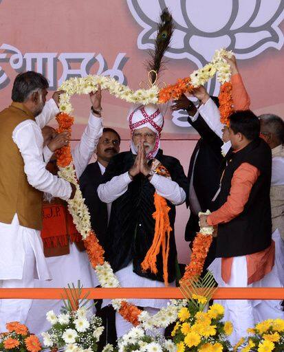 2014 के आम चुनाव से ही प्रधानमंत्री नरेंद्र मोदी अपने भाषणों में कांग्रेस मुक्त भारत का नारा बुलंद करते रहे है. ऐसे में यहां अहम सवाल ये भी है कि क्या देश वाकई कांग्रेस मुक्त भारत की तरफ बढ़ रहा है. यूपी समेत पांच राज्यों के चुनाव नतीजों के बाद तस्वीर बिल्कुल साफ है. जहां देश के करीब 58 फीसदी हिस्से पर बीजेपी और उसकी गठबंधन की सरकार है वहीं हिमाचल, मेघालय, मणिपुर, मिजोरम, कर्नाटक और पंजाब कांग्रेस के खाते में हैं यानी देश के करीब साढ़े आठ फीसदी हिस्से पर ही कांग्रेस का कब्जा रह गया है. उत्तर प्रदेश में बीजेपी को मात देने के लिए विरोधियों ने एक जबरदस्त चक्रव्यूह तैयार किया था. यही वजह है कि कांग्रेस का समाजवादी पार्टी से गठबंधन होने के बाद भी जहां राहुल गांधी मायावती की तारीफ करते नजर आए वहीं अपने पूरे प्रचार अभियान के दौरान अखिलेश यादव भी मायावती पर निशाना साधने से परहेज करते रहे. यूपी के इस सत्ता संग्राम में एक तरफ जहां सारे विरोधी थे तो वहीं दूसरी तरफ सिर्फ मोदी.