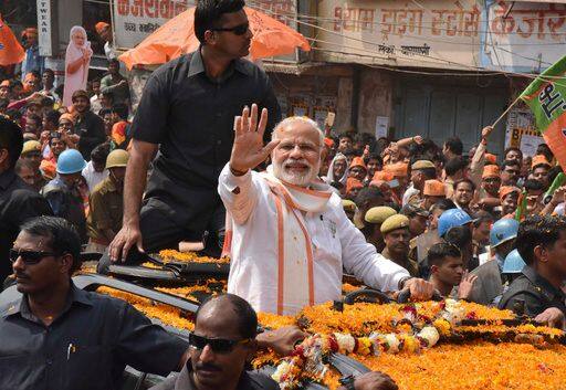 उत्तर प्रदेश का चुनाव अपने आखिरी दौर में पहुंच कर बेहद रोमांचक हो गया था. सातवें यानी आखिरी चरण के मतदान से पहले वाराणसी में राजनीतिक दलों के बीच जबरदस्त घमासान मचा. सातवें चरण में यूपी की जिन 40 सीटों के लिए मतदान होना था उसमें वाराणसी की आठ सीटें भी शामिल थी. वाराणसी, पीएम मोदी का चुनाव क्षेत्र भी है और यही वजह है कि बनारस की इस जंग को जीतने के लिए खुद प्रधानमंत्री मोदी ने अपने कई मंत्रियों के साथ वाराणसी में ही तीन दिनों तक डेरा डाल दिया था. पीएम मोदी और बीजेपी के लिए जहां वाराणसी की सीटें जीतना प्रतिष्ठा का सवाल बन गया था वहीं मायावती और अखिलेश-राहुल की जोड़ी भी प्रधानमंत्री के निर्वाचन क्षेत्र की ज्यादा सीटें जीत कर ये संदेश देना चाहते थे कि अब मोदी की वह धमक नहीं रही है. लेकिन प्रधानमंत्री नरेंद्र मोदी वाराणसी की आठ में से आठों सीटें जीतकर अपना ये किला भी बचा ले गए.