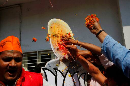 उत्तरप्रदेश के चुनाव में जहां समाजवादी पार्टी और कांग्रेस गठबंधन का चेहरा अखिलेश यादव हैं. वहीं बहुजन समाज पार्टी से मायावती मुख्यमंत्री पद की दावेदार. लेकिन बीजेपी ने मुख्यमंत्री का अपना उम्मीदवार घोषित नहीं किया है. यूपी के चुनाव में प्रधानमंत्री मोदी ही बीजेपी का चेहरा रहे और इसीलिए बिहार और दिल्ली के बाद ये चुनाव मोदी के लिए दूसरी बड़ी अग्नि परीक्षा बन गए थे. पांच राज्यों के इन चुनावों में नोटबंदी का मुद्दा भी छाया रहा. मोदी सरकार ने एक तरफ नोटबंदी को लेकर तरह-तरह की पांबदियां लगाई तो वहीं दूसरी तरफ छूट और डिस्काउंट की बरसात भी कराई गई. ऐसे में अहम सवाल ये भी था कि यूपी चुनाव में पीएम मोदी के लिए नोटबंदी बड़ा दांव बनेगी या फिर बन जाएगी उनके गले की फांस. प्रधानमंत्री बनने के बाद नरेंद्र मोदी सूबों की लड़ाई में बिहार, बंगाल और दिल्ली की जंग हार चुके हैं और इसीलिए उत्तरप्रदेश, उत्तराखंड, गोवा, पंजाब और मणिपुर के ये चुनाव उनके लिए बेहद खास हो गए थे. लेकिन यूपी का ये चुनाव एक और मायने में भी प्रधानमंत्री मोदी के लिए बेहद अहम है.