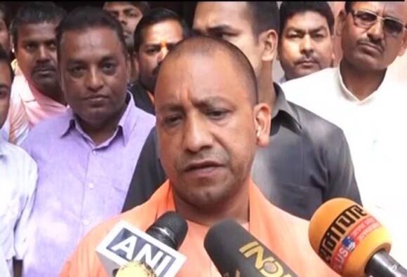 चुनावों के दौरान धुआंधार रैलियां करने वाले योगी आदित्यनाथ ने सपा-कांग्रेस गठबंधन पर हमला बोला. योगी ने कहा कि अब प्रदेश में विकास की सरकार होगी. साथ ही उन्होंने कहा कि सबका विकास होगा और तुष्टिकरण की राजनीति नहीं होगी. आदित्यनाथ ने कहा कि अमित शाह जी की रणनीति सफल हुई है. उन्होंने कहा कि यह प्रचंड बहुमत है. हालांकि, सुबह के समय वे काफी मुस्कुराते हुए सामने आए थे लेकिन रूझानों के बाद वे गंभीर नजर आने लगे हैं. उन्होंने कहा कि अखिलेश-राहुल की जोड़ी को नकार दिया है. योगी के अनुसार लोगों को बिना भेदभाव वाला विकास चाहिए. उन्होंने दावा किया कि अब देश में सुशासन की स्थापना होगी.