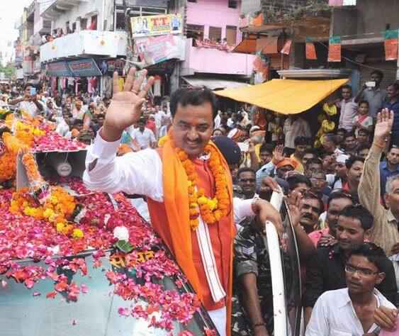 अमित शाह के नवरत्नों में तीसरा नाम तीसरे यूपी बीजेपी अध्यक्ष केशव प्रसाद मौर्य का है. अमित शाह ने ही केशव मौर्य को यूपी का अध्यक्ष बनाया. उनका ये फैसला इतना सही साबित हुआ कि केशव मौर्य यूपी में मोदी के बाद सबसे बड़ा पिछड़ा चेहरा बन गए. संघ से होकर बीजेपी में आए केशव मोर्य, हमेशा मुस्कुराते हुए चेहरे के साथ जल्द ही कार्यकर्ताओ के बीच लोकप्रिय हो गए.