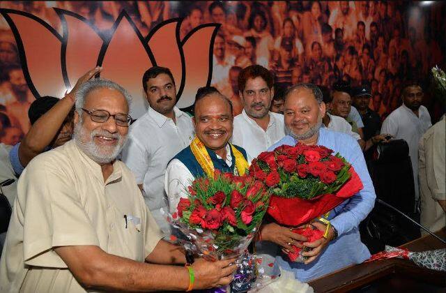 बीजेपी के महामंत्री अनिल जैन अमित शाह के आठवें रत्न हैं. वैसे पेशे से तो डॉक्टर हैं लेकिन ये भी खुद को लो प्रोफाइल ही रखते हैं. आपको बता दें कि बीजेपी की हर रैली में ज़रुरत के मुताबिक क्षेत्र और जाति के हिसाब से नेताओं को भेजना और उसकी तैयारी की पूरी ज़िम्मेदारी अनिल जैन के कंधो पर ही थी.