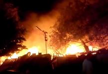 दिल्ली: माता सुंदरी गुरूद्वारे के पास झुग्गियों-लकड़ी के मार्केट में भयंकर आग