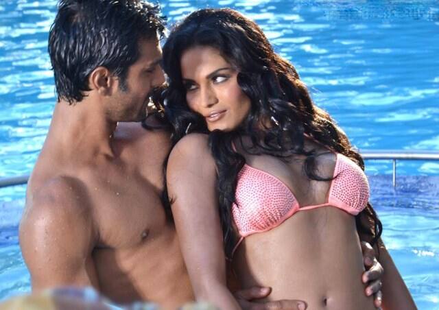  उन दोनों ने दिसंबर 2013 में दुबई में शादी की थी और उनके दो बच्चे हैं. वीना मलिक को भारत में दिखाए गए रियलिटी टीवी शो बिग बॉस के लिए जाना जाता है जिसमें उन्होंने कंटेस्टेंट के तौर पर इस शो में हिस्सा लिया था.