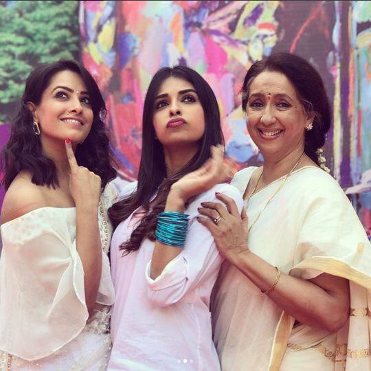 जहां इन कलाकारों ने जमकर अपनी तस्वीरों को क्लिक किया. 