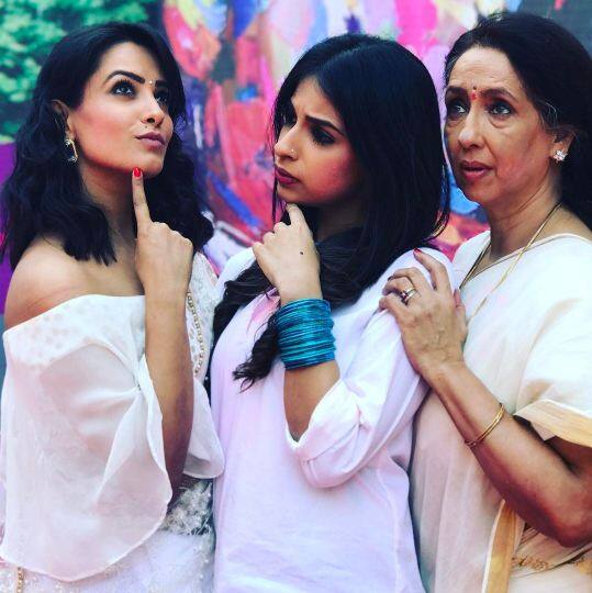  आगे की स्लाइड्स में देखें 'ये है मोहब्बतें' सीरियल के सेट पर होली के रंग.  